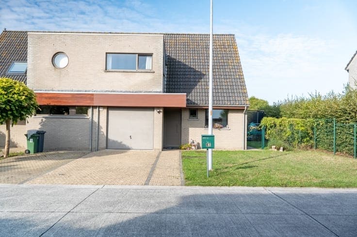 Ruime halfopen woning met 3 slaapkamers en zonnige tuin i...