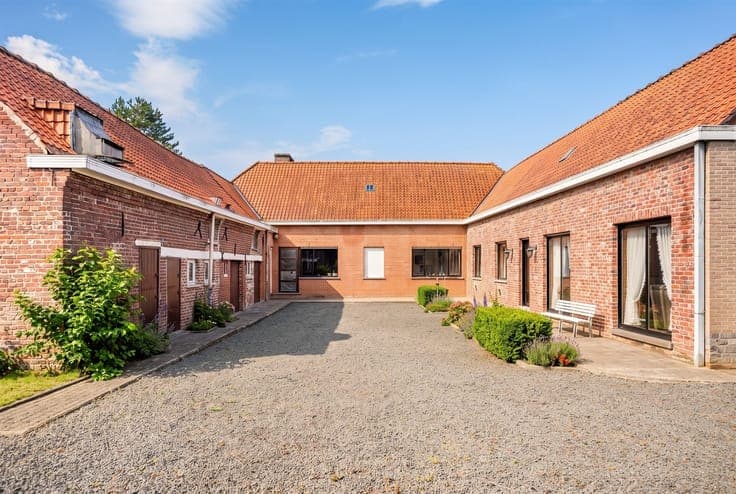 Square farmhouse in need of renovation on 2,810 m² in Ronse