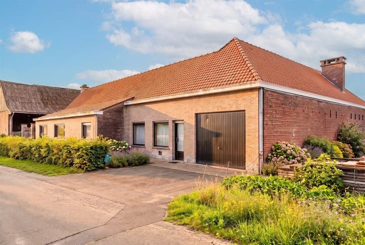 Square farmhouse in need of renovation on 2,810 m² in Ronse