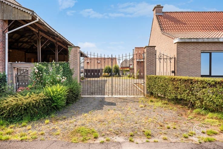 Square farmhouse in need of renovation on 2,810 m² in Ronse