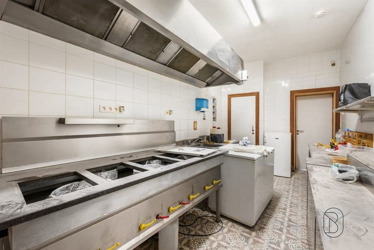Commercial premises + residential unit on the main square of