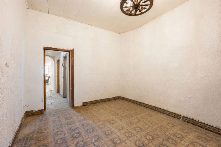 Commercial premises + residential unit on the main square of