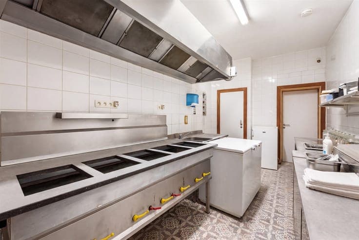 Commercial premises + residential unit on the main square of