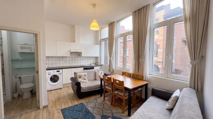 Profitable investment property with 3 apartments and a retai
