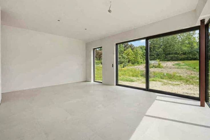 Architectural new build home with a loft, 4 bedrooms, and a