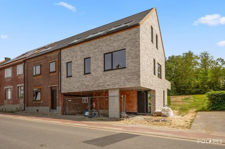 Architectural new build home with a loft, 4 bedrooms, and a
