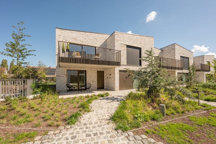 Hoekwoning in autovrij parkdomein met terrassen en privat...