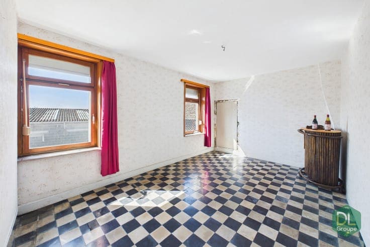 Beautiful 5-bedroom house, 3 living rooms, 3-car garage in P