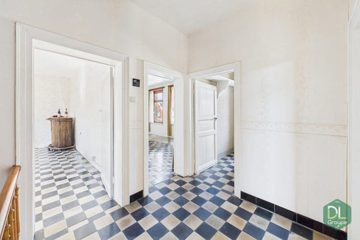 Beautiful 5-bedroom house, 3 living rooms, 3-car garage in P