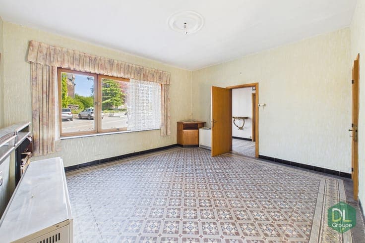 Beautiful 5-bedroom house, 3 living rooms, 3-car garage in P