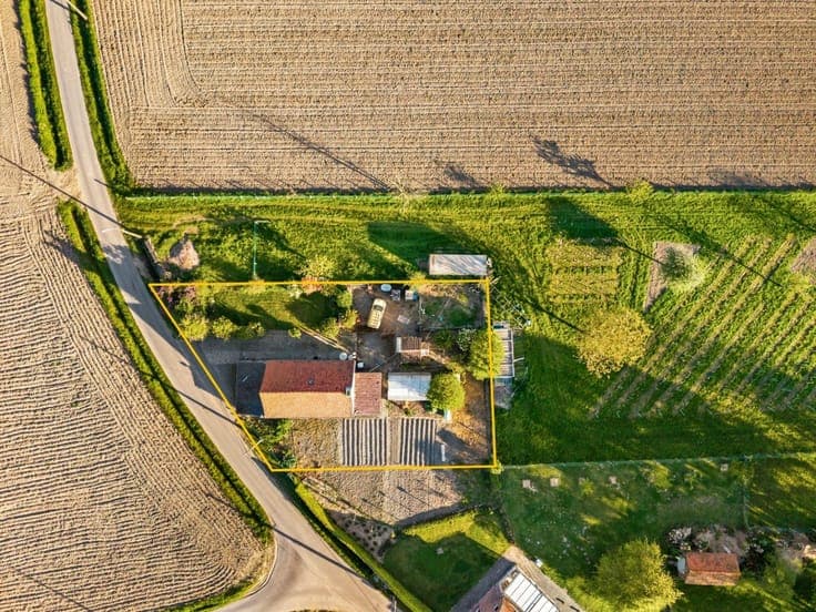 Rural house with a unique location and beautiful view.