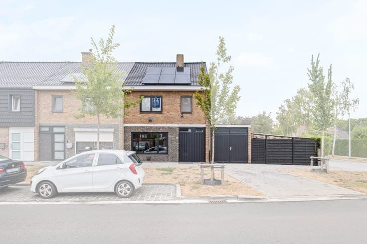 Instapklare halfopen bebouwing op gunstige locatie in Sin...