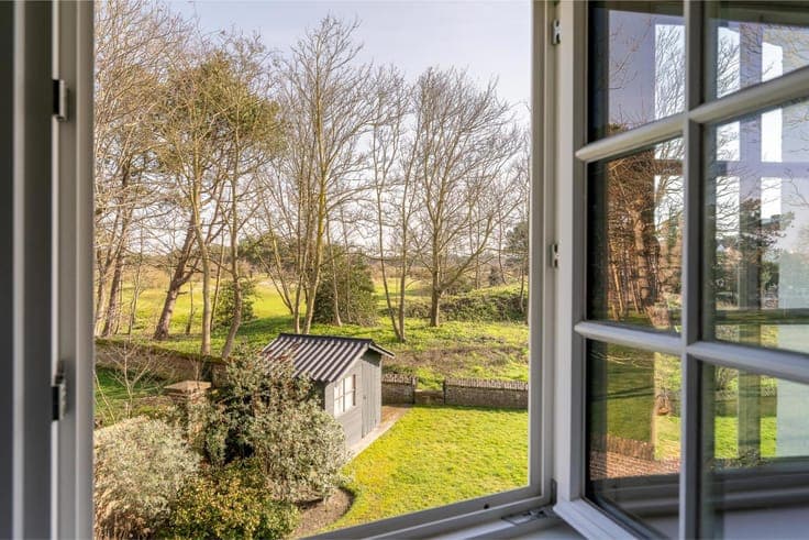 Villa to renovate in Knokke adjoining the Royal Zoute Golf