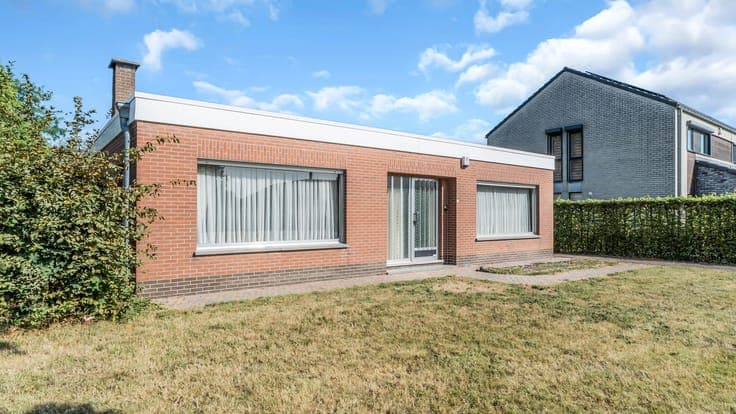 Rustig gelegen te renoveren bungalow met 4 slaapkamers vl...