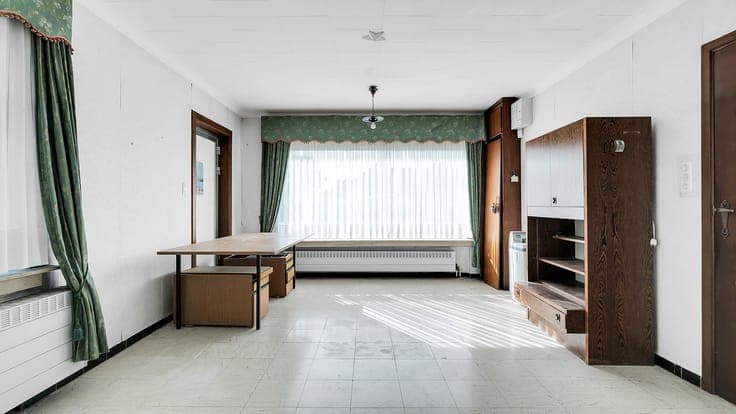 Rustig gelegen te renoveren bungalow met 4 slaapkamers vl...