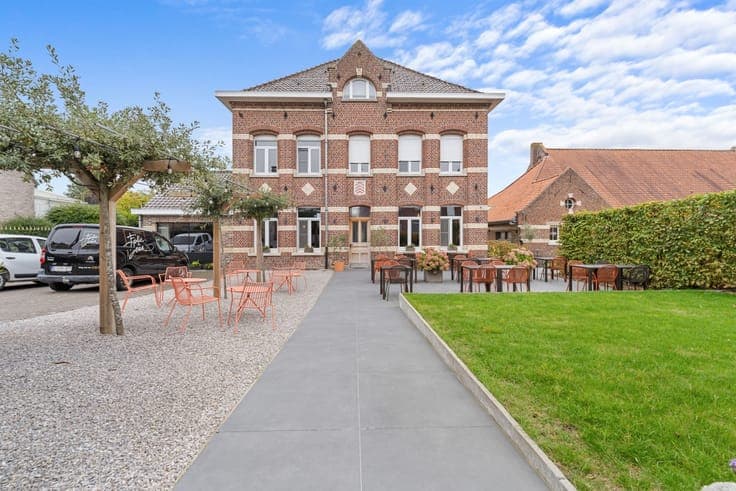 Uniek erfgoedpand met restaurant, twee appartementen en p...
