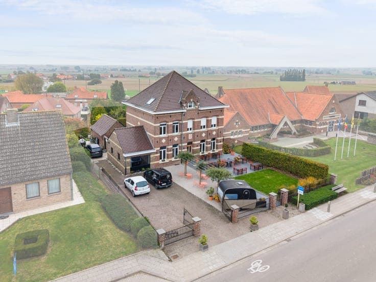 Uniek erfgoedpand met restaurant, twee appartementen en p...
