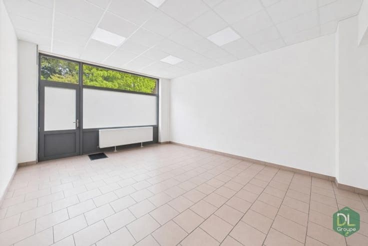 Mixed-use building with 3 bedrooms and commercial space