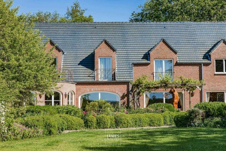 Property on land with breathtaking views of the fields