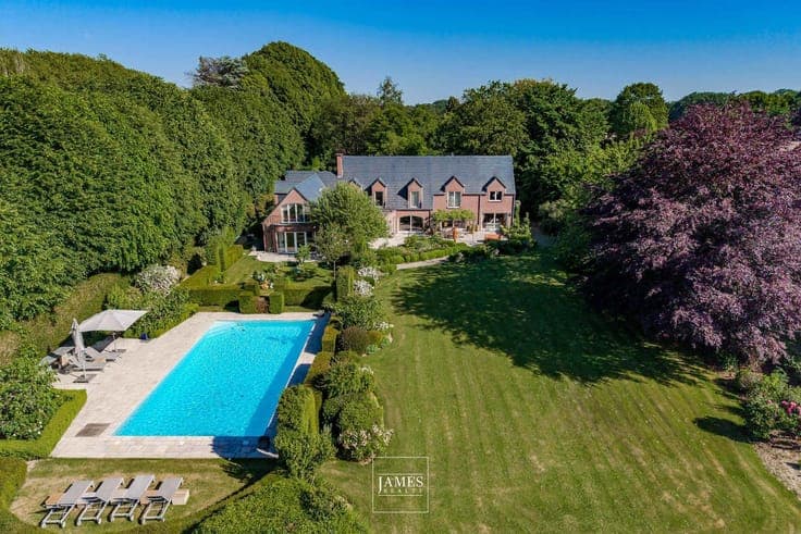 Property on land with breathtaking views of the fields
