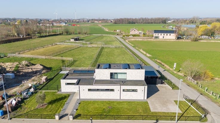 Recent villa with meadows on a spacious plot.