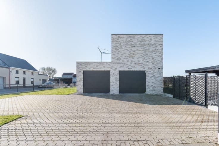 Recent villa with meadows on a spacious plot.
