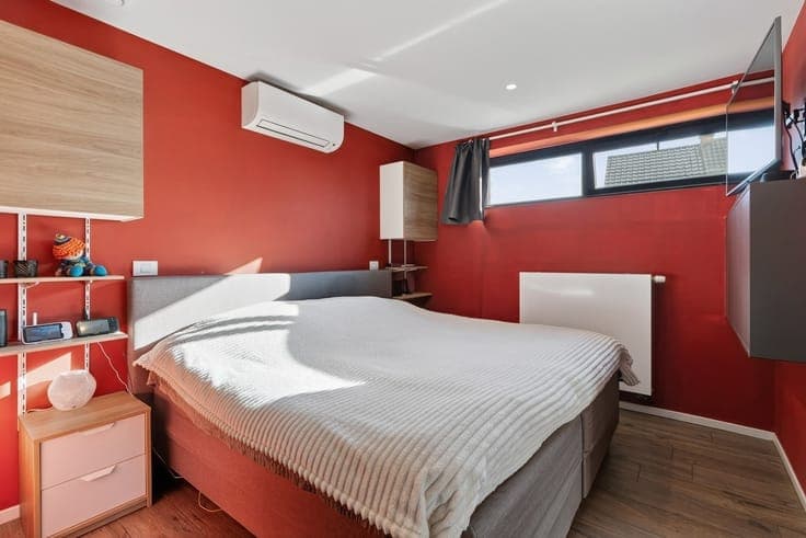 Recent villa with meadows on a spacious plot.