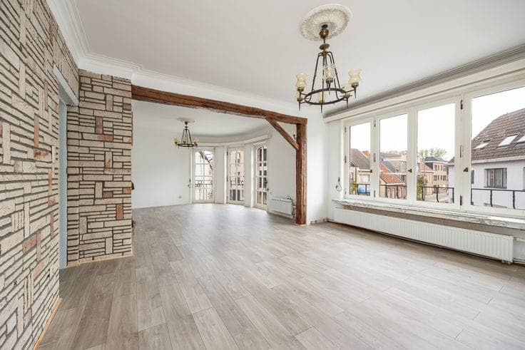 House 340m2, 5br, 3bath, 2 kitchens, 2 garages!
