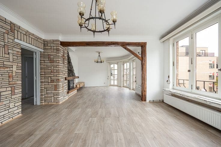 House 340m2, 5br, 3bath, 2 kitchens, 2 garages!
