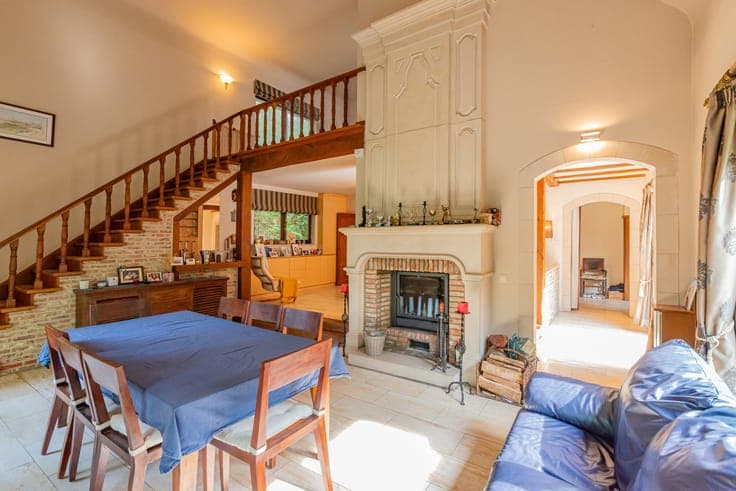 Villa with 6 bedrooms on a plot of 12a 45ca.