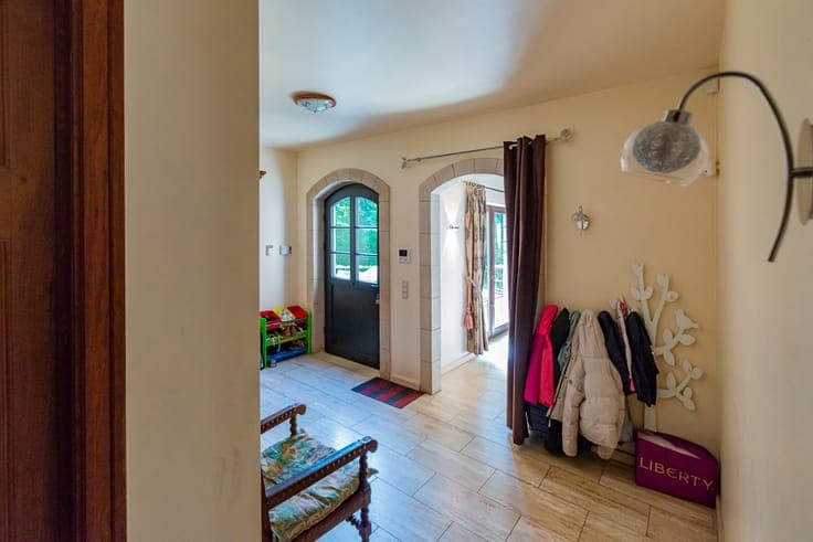 Villa with 6 bedrooms on a plot of 12a 45ca.