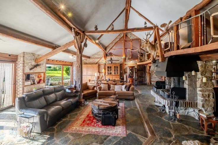 Character property with dedicated leisure spaces