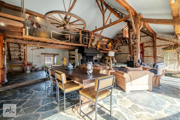 Character property with dedicated leisure spaces