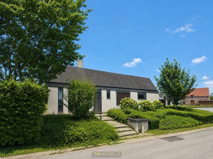 Te koop, verder af te werken open bebouwing met garage en...