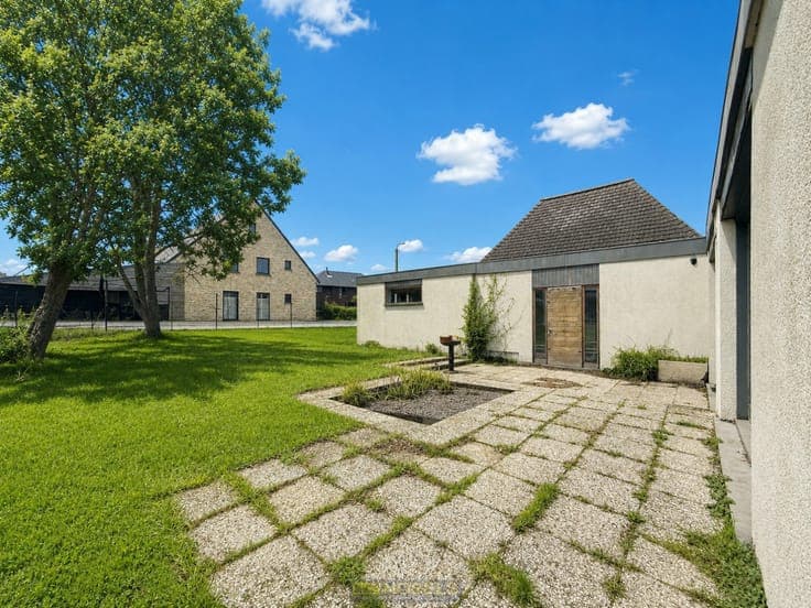 Te koop, verder af te werken open bebouwing met garage en...