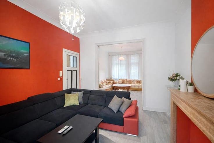 SINGLE-FAMILY HOUSE 5-BEDROOM WITH GARDEN