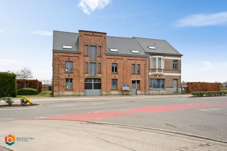 Zonevreemde woning met magazijn te Putte