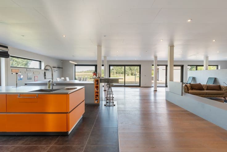 Spacious villa with garden and garage, ideal as a kangaroo h