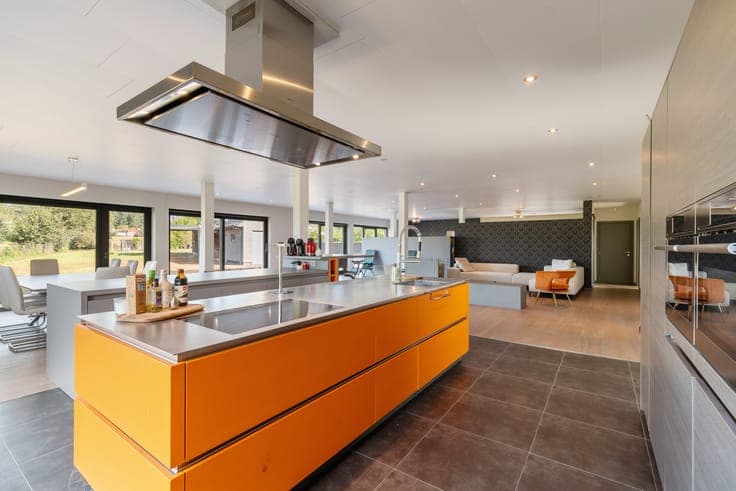 Spacious villa with garden and garage, ideal as a kangaroo h