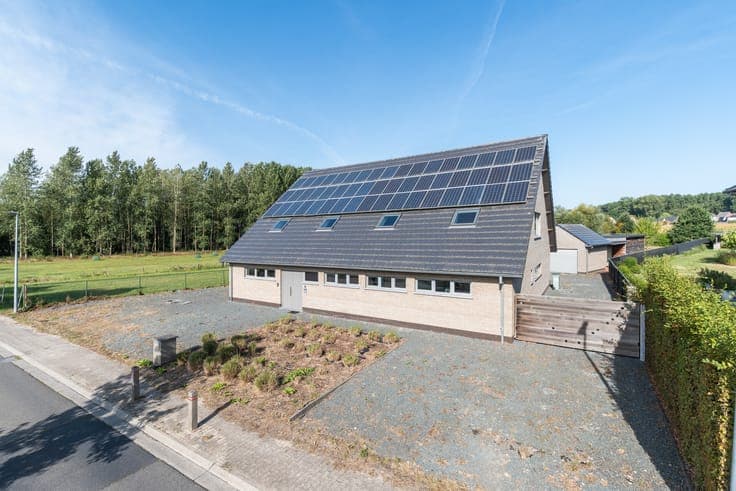 Spacious villa with garden and garage, ideal as a kangaroo h