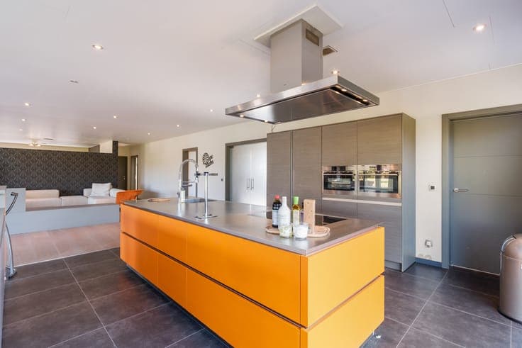 Spacious villa with garden and garage, ideal as a kangaroo h
