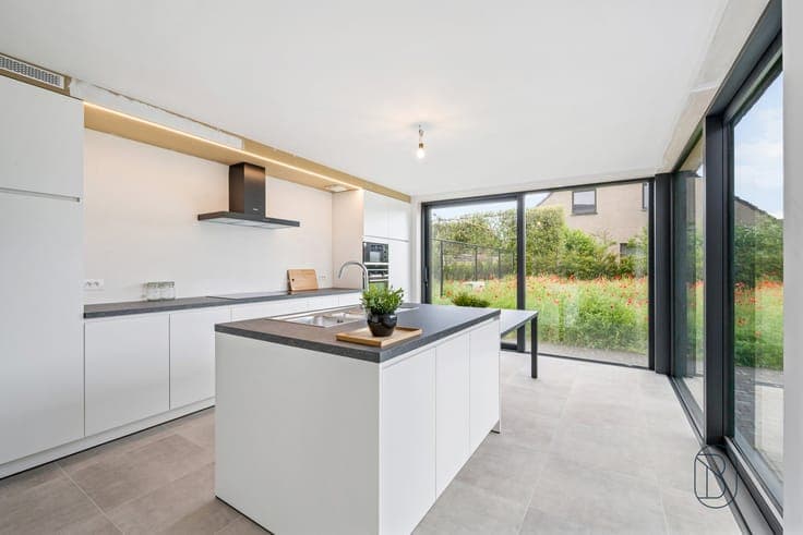 High-quality, modern, and spacious newly built home with 3 b
