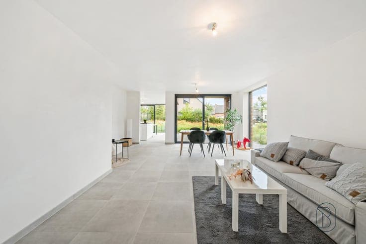 High-quality, modern, and spacious newly built home with 3 b