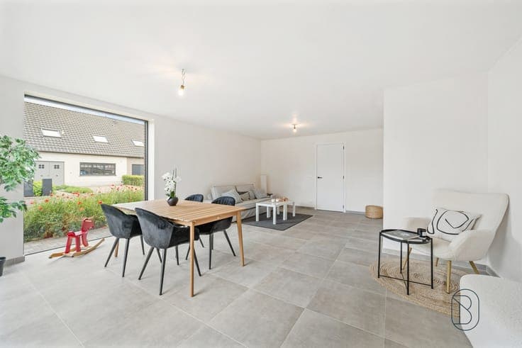 High-quality, modern, and spacious newly built home with 3 b