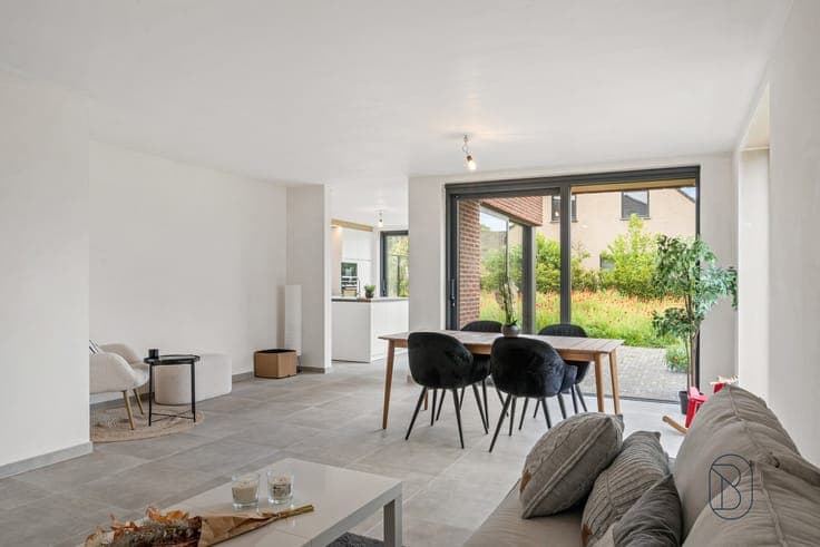 High-quality, modern, and spacious newly built home with 3 b