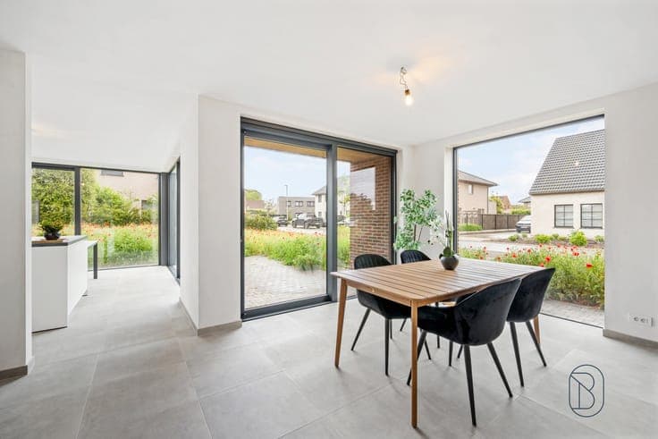 High-quality, modern, and spacious newly built home with 3 b