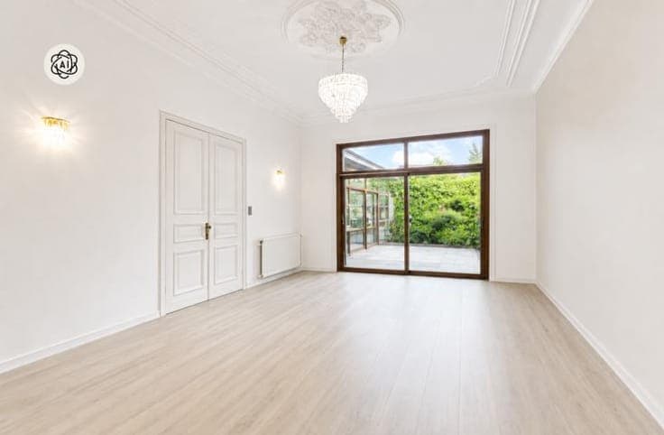 Charming townhouse with 5 bedrooms & garden in city centre