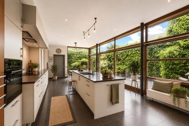 Charming townhouse with 5 bedrooms & garden in city centre