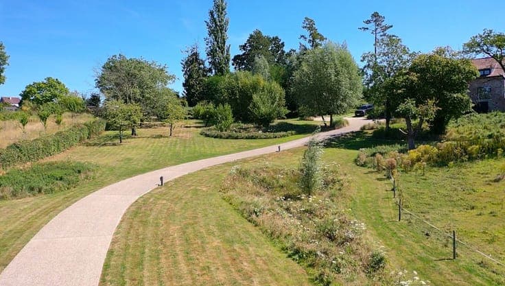 Elegant living in an exceptionally green setting