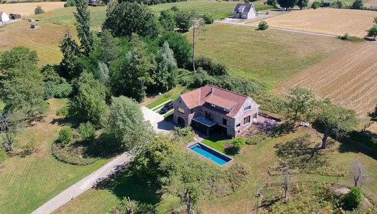 Elegant living in an exceptionally green setting